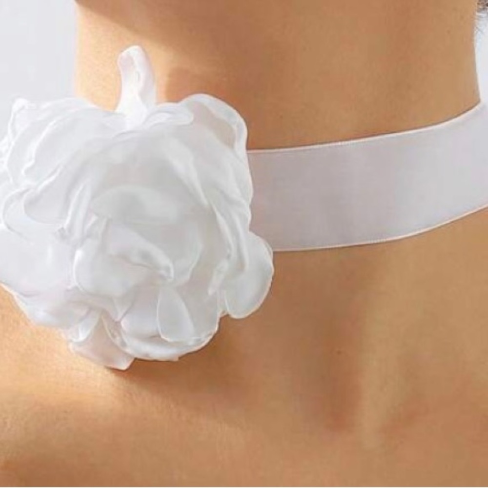 NWT BLACK / WHITE/BEIGE FLOWER CHOKER NECKLACE 


#flower #choker #necklace